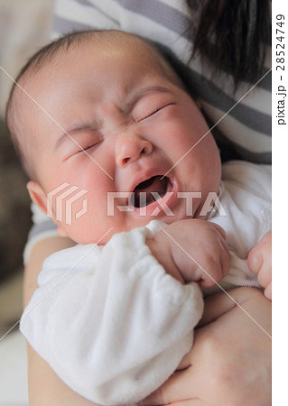 抱かれて泣く乳児のアップ 28524749