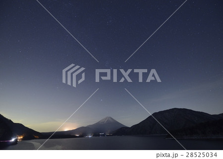 本栖湖の星空と富士山(山梨県) 本栖湖の星空と富士山(山梨県) 28525034