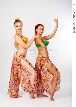 Portrait of a beautiful belly dancers 28525964