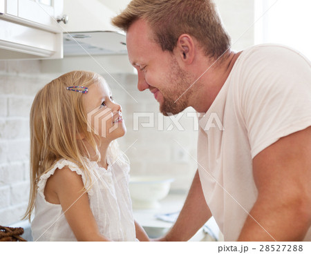 Portrait of father with his 4-year-old daughter 28527288