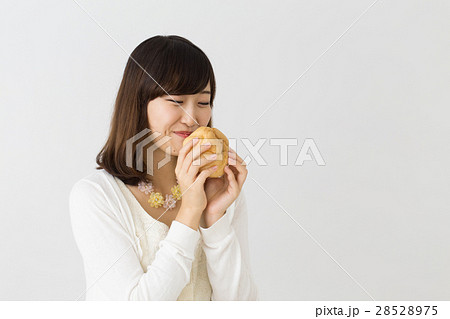 お菓子と若い女性 28528975