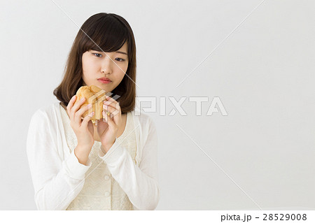 お菓子と若い女性 28529008