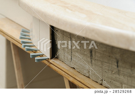 Ceramic tiles installed on the curved wall. 28529268