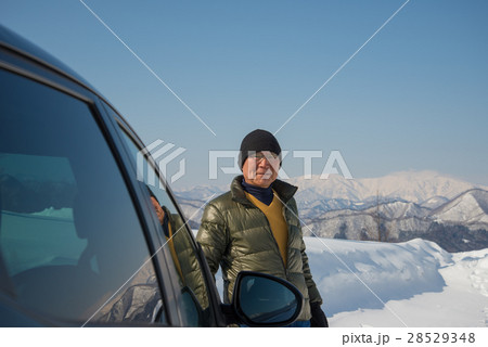 雪山をドライブするシニア 28529348