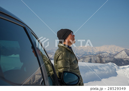 雪山をドライブするシニア 雪山をドライブするシニア 28529349