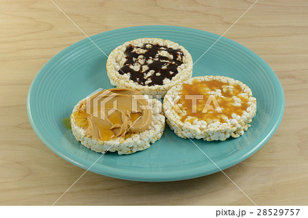 Brown rice cakes with assorted toppings Brown rice cakes with assorted toppings 28529757