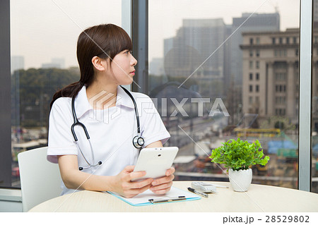 看護師の女性 28529802