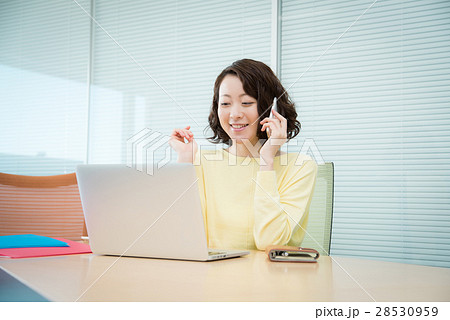 オフィス　女性 28530959