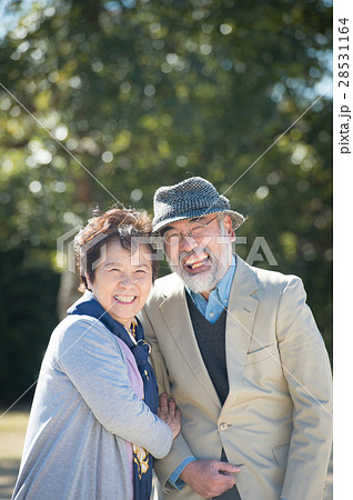 公園を散歩するシニア夫婦の写真素材 28531164 Pixta