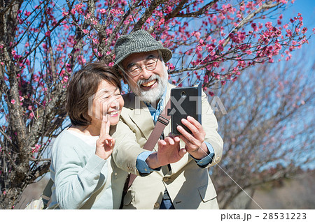 スマホで自撮りするシニア夫婦 28531223