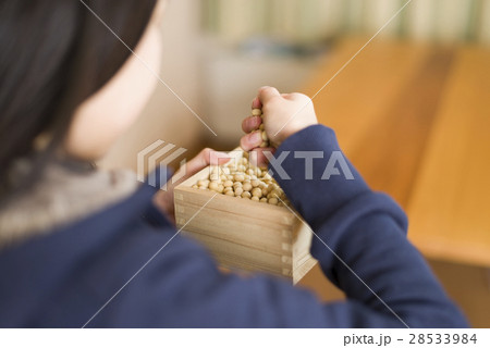 節分イメージ(子ども 豆まき) 節分イメージ(子ども 豆まき) 28533984