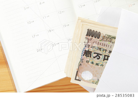 給料日　封筒に入ったお金 28535083