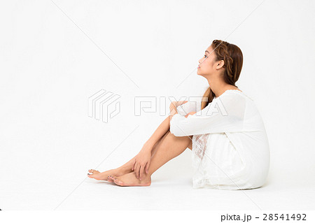 床に座る少女の写真素材