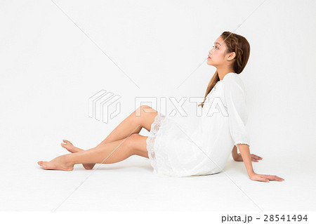床に座る女性の写真素材