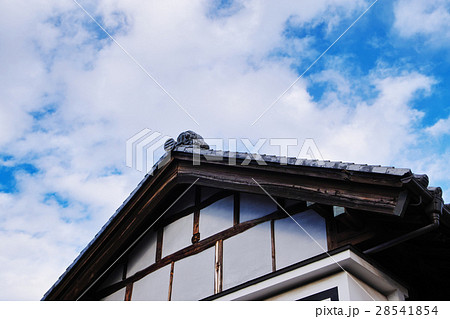 日本の佇まい 古い木造家屋から見上げる青空 寄り 小江戸川越の街角 日本の佇まい 古い木造家屋から見上げる青空 寄り 小江戸川越の街角 28541854