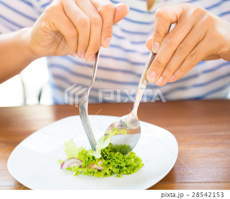 women eating fresh salad 28542153