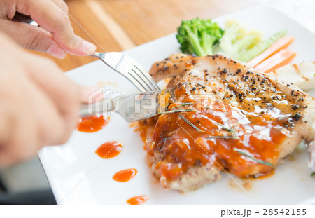 woman eating steak 28542155