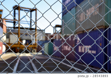 コンテナヤードを囲う金網フェンス コンテナヤードを囲う金網フェンス 28543893