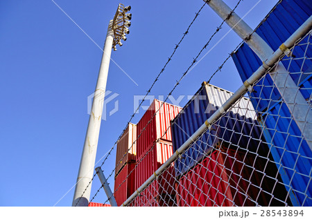 コンテナヤードを囲う金網フェンス 28543894
