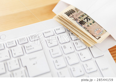 キーボードと封筒に入ったお金 28544159