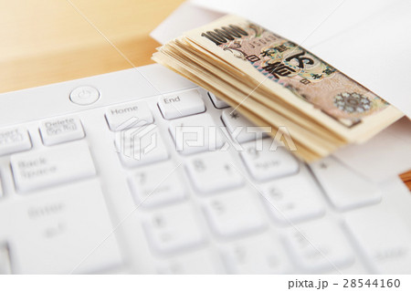 キーボードと封筒に入ったお金 28544160