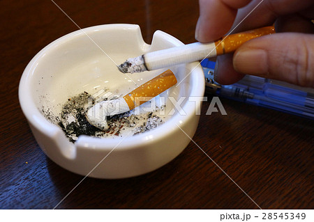 灰皿と吸い殻 28545349