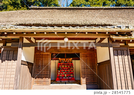茅葺き屋根とひな人形 28545775
