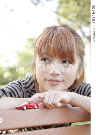ミニカーと女性 28546400