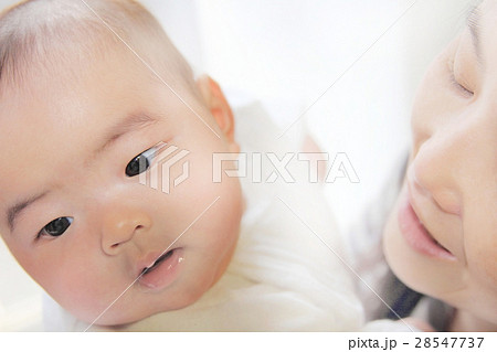 抱かれた幼児 抱かれた幼児 28547737