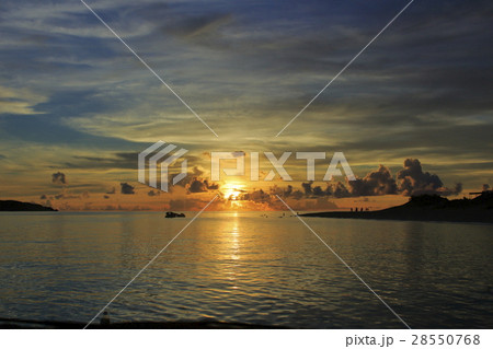 宮古島 与那覇前浜ビーチの夕焼け 宮古島 与那覇前浜ビーチの夕焼け 28550768