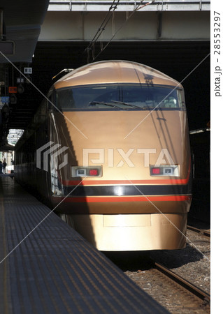 JR大宮駅に停車中の日光詣スペーシア（特別塗装車） 28553297