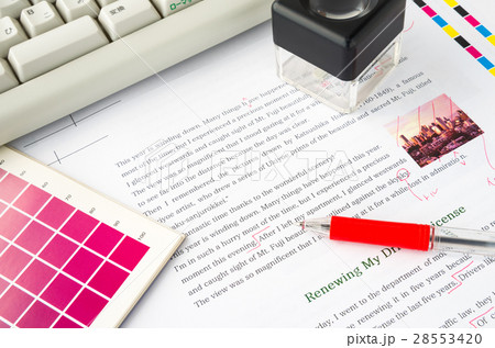 校正　英語　色校正　編集　校正紙　ビジネスシーン　校正記号　出版　赤入れ 28553420