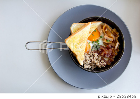American breakfast contain egg, minced pork 28553458