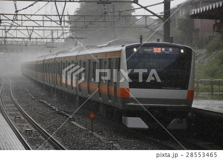 ゲリラ豪雨の中を行く中央快速線E233系電車 ゲリラ豪雨の中を行く中央快速線E233系電車 28553465