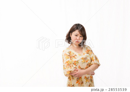 女性 思案 考える ワンピース 女性 思案 考える ワンピース 28553539