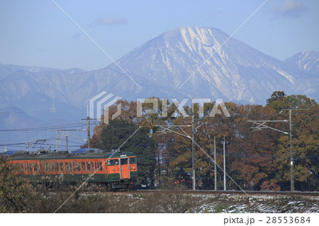 両毛線115系電車と男体山 両毛線115系電車と男体山 28553684