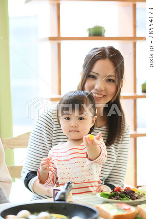ママ友　女子会　遊ぶ　女の子　 28554173
