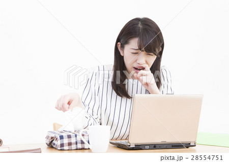 花粉症に苦しむ女性 28554751