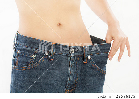 ダイエットをする女性 28556175