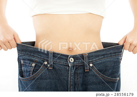 ダイエットをする女性 28556179