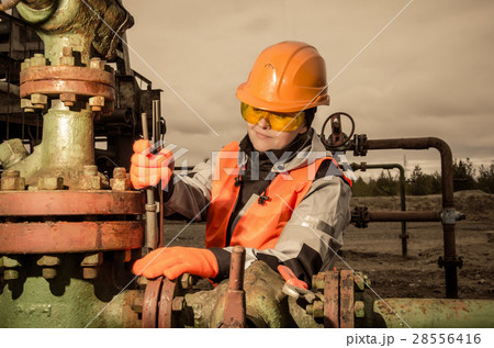 Woman in the oilfield Woman in the oilfield 28556416