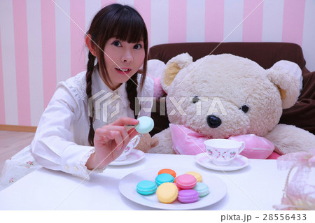 ロリータファッションの少女とお菓子 ロリータファッションの少女とお菓子 28556433