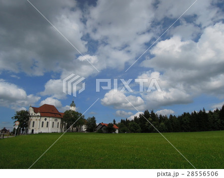 草原の中のヴィース教会 28556506