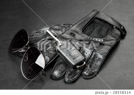Car keys and driving gloves 28558314