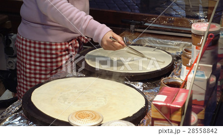 Cooking hot sweet pancakes on the street Cooking hot sweet pancakes on the street 28558842