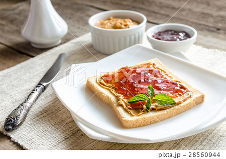 Sandwich with peanut butter and strawberry jelly 28560944