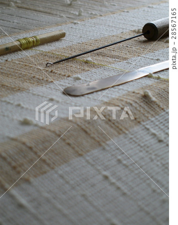 機織り作業の計り糸と筬（おさ）通し 28567165