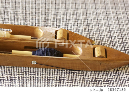 機織り作業と杼(ひ) 機織り作業と杼(ひ) 28567186