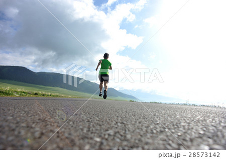 woman trail runner running on country road 28573142