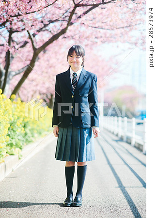 高校生と桜 28573974